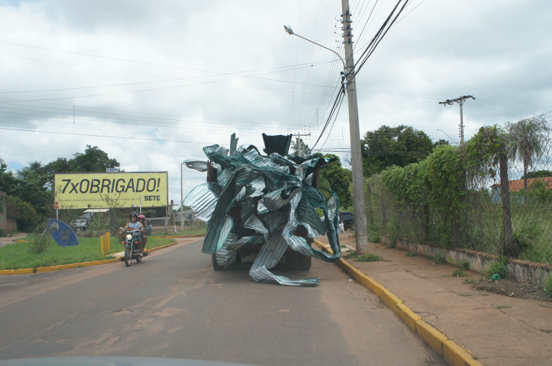 Caminhão da Prefeitura levando telhas retorcidas sem medidas de segurança pelas ruas da cidade, com a benevolência do agente de transito J. Oliveira que não o impediu de continuar