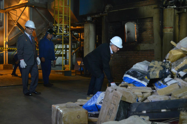 Azambuja no meio da droga durante a incineração (Foto: Luan Saraiva)