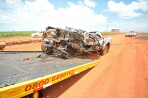 Caminhonete colidiu frontalmente com carreta vazia que ia para Rondonópolis (Foto: Marcelo Calazans)