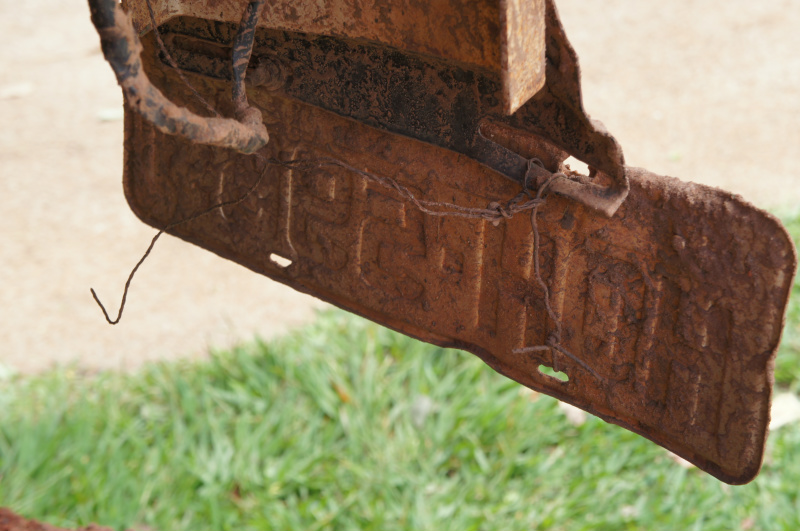 Placa amarrada com arame