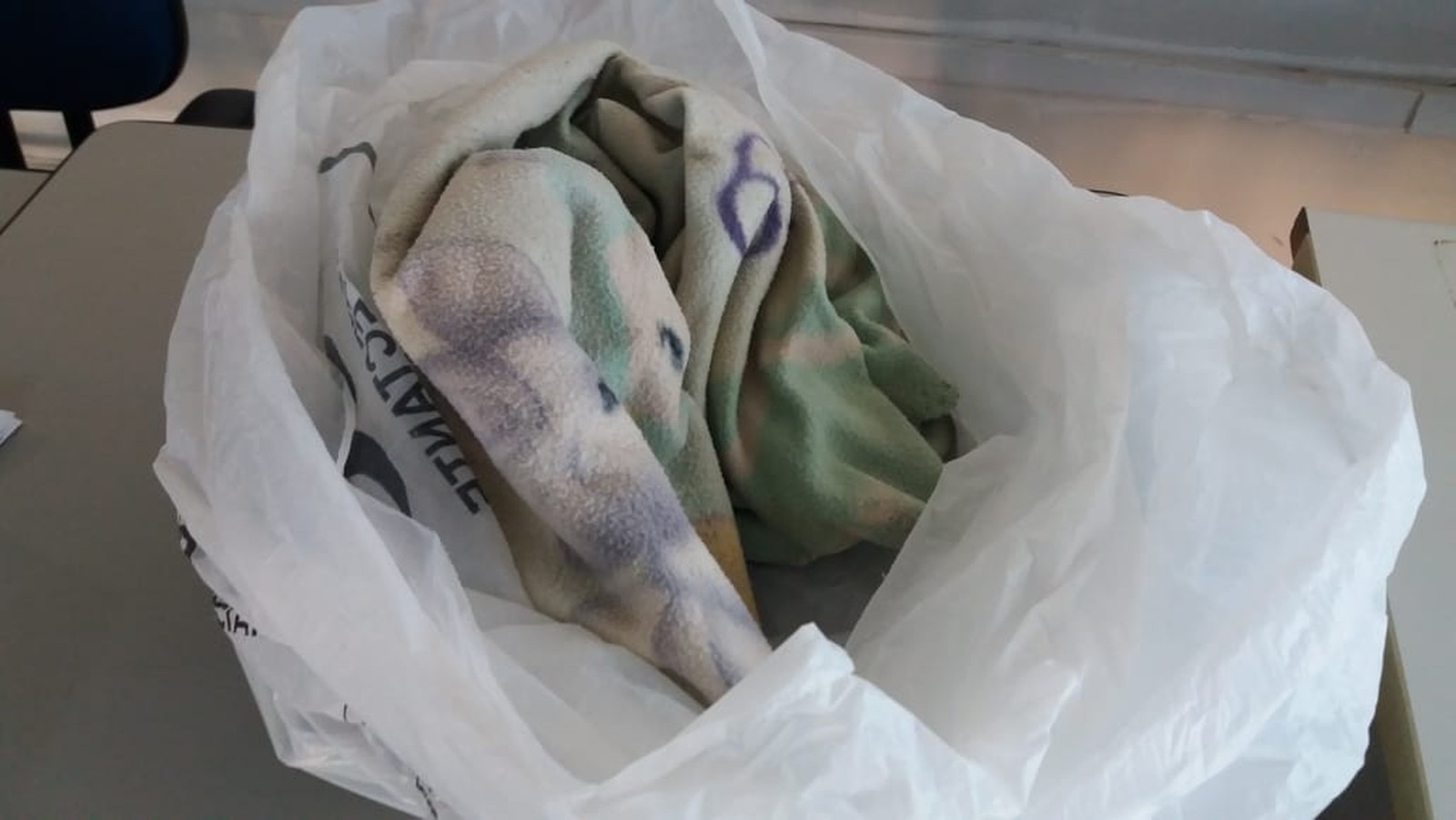 Coberta em que o bebê estava enrolado — Foto: Osvaldo Nóbrega/TV Morena