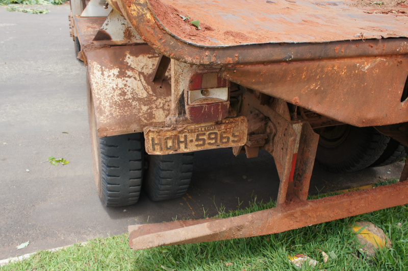 Placa traseira sem o lacre. Totalmente adulterada e fora das exigências da lei.