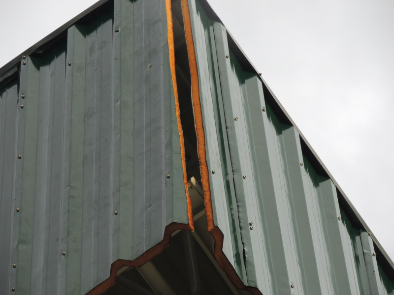 Parte superior no final do telhado abriu uma fenda