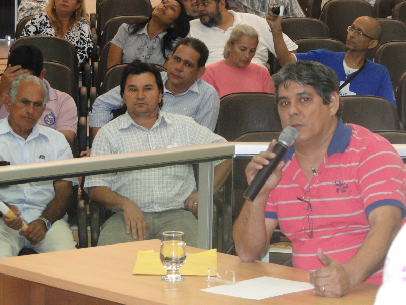 Ex presidente do Conselho Municipal de Saúde, Alex Ribeiro, durante audiência da CPI da Saúde da AL na Casa de Leis em T.L. Foto: Rádio Caçula- Marco Campos