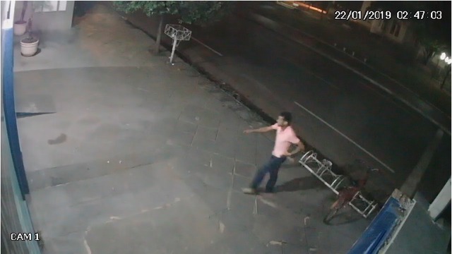 Imagens das câmeras de segurança flagraram o autor arrombando a porta - Imagem: Reprodução