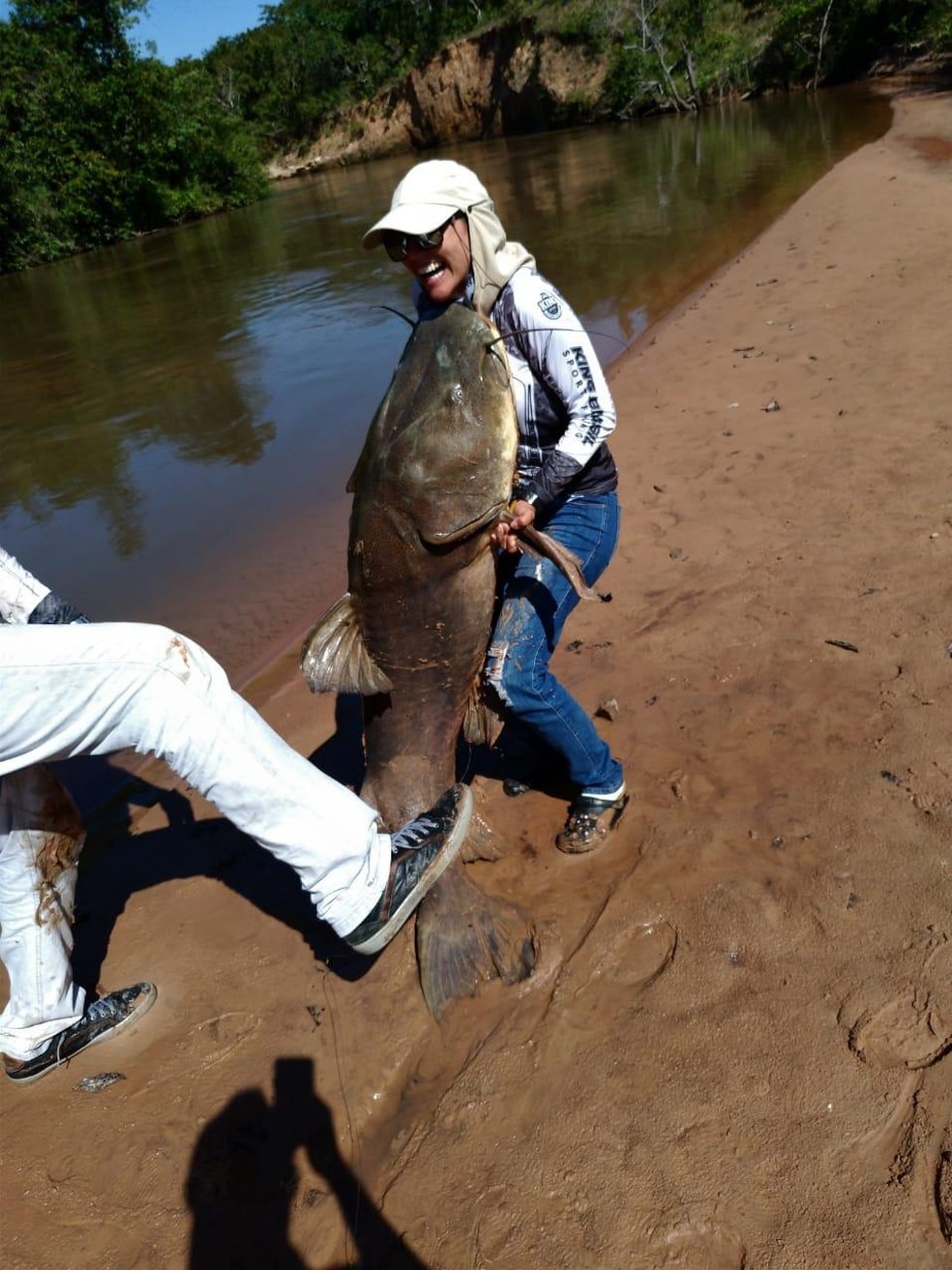 Dentista pesca peixe de 80 kg e 1,73 m em rio de Mato Grosso do Sul. — Foto: MS Todo Dia