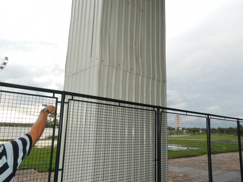 Pilar de sustentação sob suspeita que teria cedido para a esquerda