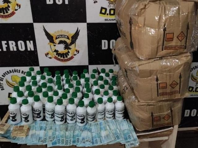 Explosivos e dinheiro foram apreendidos com a mulher de 45 anos (Foto: divulgação/DOF)