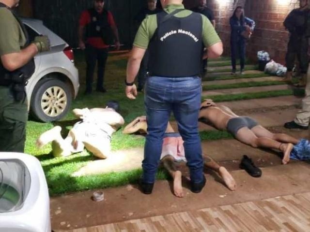 Policiais paraguaios cercam os três brasileiros presos nesta manhã em Capitán Bado. Foto: Capitán Bado.com