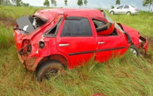 Carro ficou completamente destruído. (Foto: A Gazeta News)