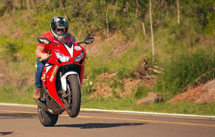 (Breno empina moto de 1000 cilindradas e ganha elogios - Foto: Reprodução)