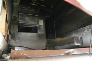 O Corpo de Bombeiros encontrou um buraco nos fundos da loja, por onde os ladrões entraram (Foto; Marcos Ermínio)