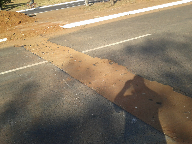 Valeta aberta na Avenida Rosário que danificou veículo quando trafegava pela via na última segunda-feira (19). Foto: Divulgação