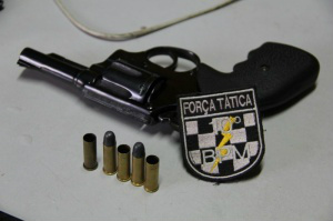 Rodrigo atirou na guarnição da polícia, que realizou dois disparos contra o autor (Foto: Marcos Ermínio)