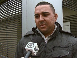 Tapeceiro que trabalhou por 8 anos na empresa dizque não esperava (Foto: Felipe Lazzarotto/EPTV)