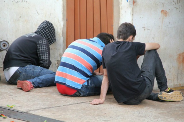 Dois jovens de 19 e 20 anos, e um adolescente de 17 anos, foram detidos pela Polícia Militar após dois roubos. (Foto: Marcos Ermínio)