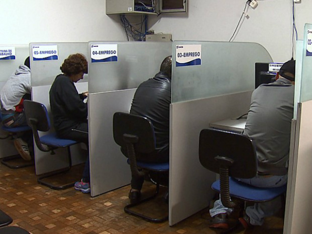 PAT realiza cerca de 200 atendimentos por dia, mas não há vagas suficientes (Foto: Felipe Lazzarotto/EPTV)