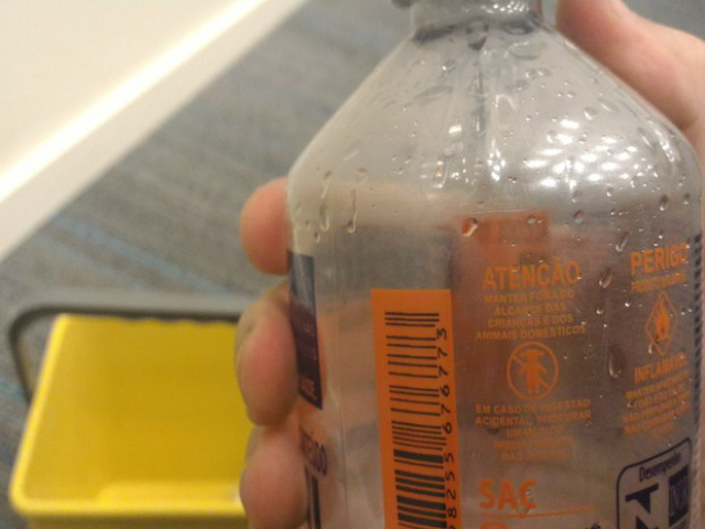 Mãe forçou criança a beber água sanitária e foi presa em Mongaguá (Foto: Guilherme Lucio da Rocha / G1)