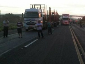 A BR-267 está bloqueada dede às 5h de hoje. (Foto: Nova Notícias)