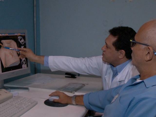 Equipe médica avalia quadro de garoto que teve galho atravessado no corpo (Foto: Reprodução/TV Clube)