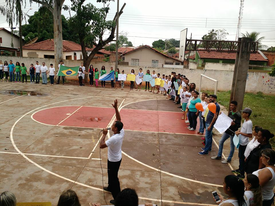 Abraço marca o protesto democrático pelo bem da comunidade