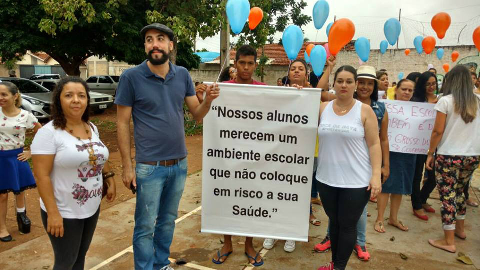 Pela Saúde das crianças, pais e funcionários pedem o investimento na quadra