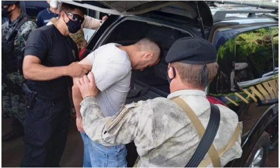 Preso sendo entregue à Polícia Federal na Ponta da Amizade. (Foto: Wilson Ferreira) - CREDITO: CAMPO GRANDE NEWS