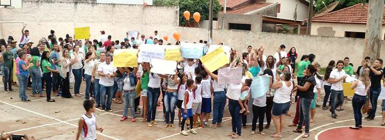 Manifestação pacífica tenta sensibilizar o Governo do Estado para a construção da quadra