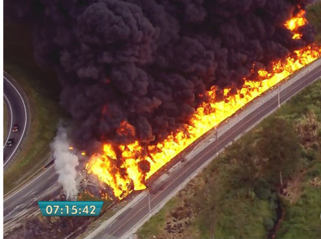 Caminhão-tanque sofre acidente e pega fogo na Rodovia Ayrton Senna, no interior de SP(Reprodução/TV Globo)