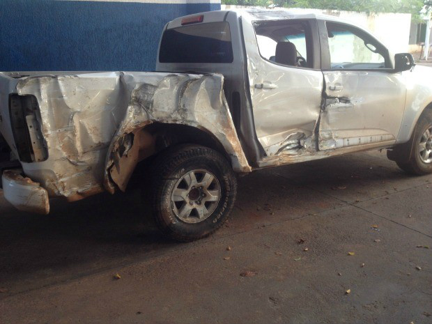 Caminhonete ficou com a lateral direita danificada (Foto: Nadyenka Castro/G1 MS)