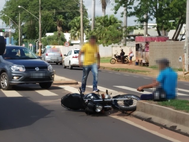 Motociclista fica ferido na av. Dr. Clodoaldo Garcia após colisão com carro. Foto: Rádio Caçula.
