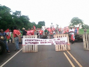 Quatro trechos de três rodovias estão bloqueados desde as primeiras horas do dia. (Foto: Direto das Ruas)