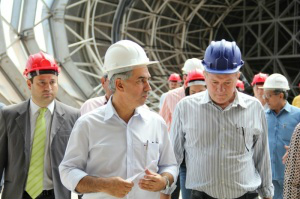 Azambuja (centro) fará auditoria em obra de R$ 173 milhões. (Foto: Marcos Ermínio)