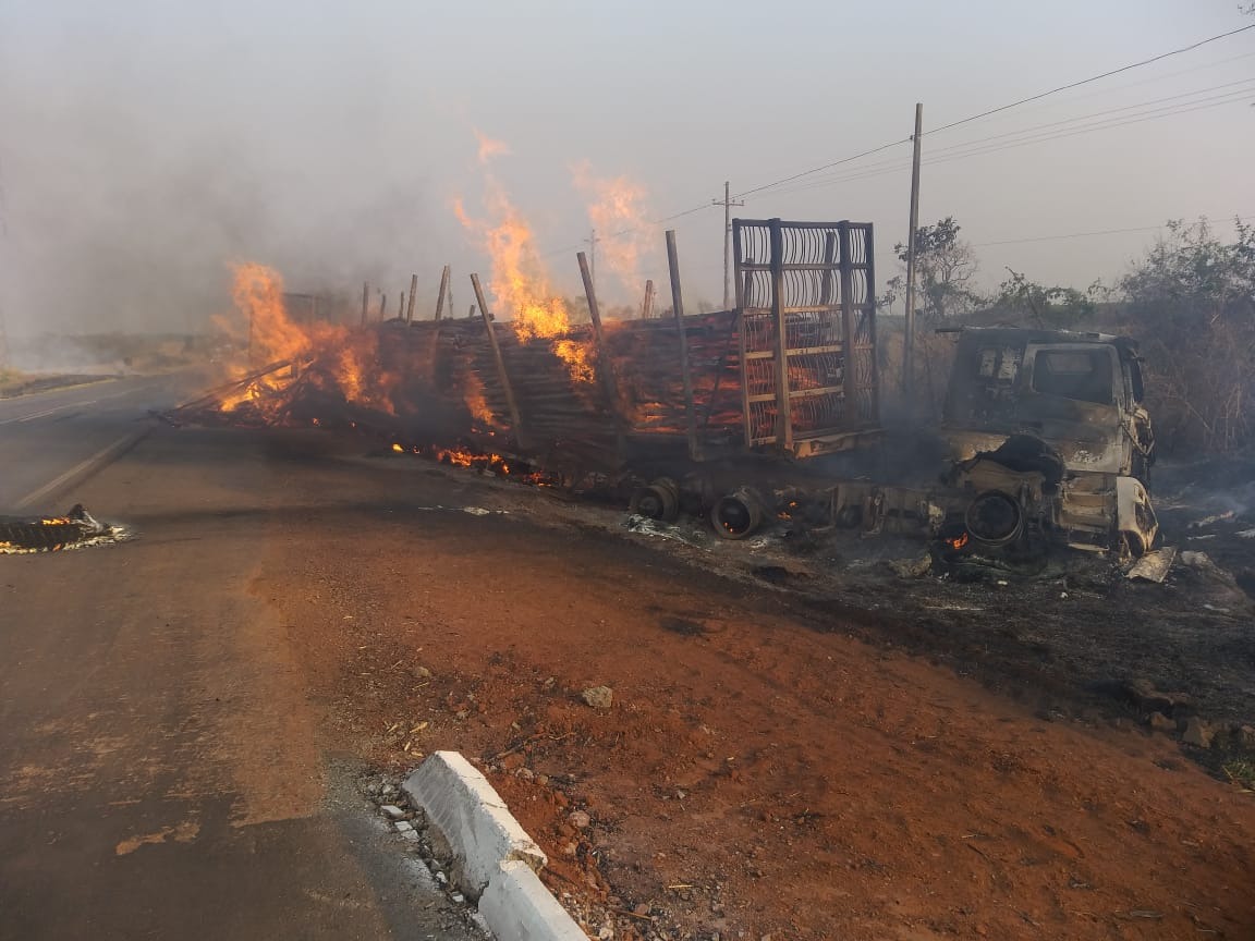 Com o incêndio, o veículo ficou completamente destruído. Foto: Corpo de Bombeiros.