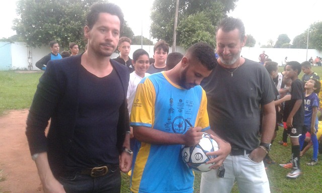 Juninho Falcão autografou camisetas, tirou fotos, conversou com ex-atletas, e aconselhou à nova geração de craques da Escolinha de Futebol do Professor Lelão. Foto: Márcio Ribeiro/Rádio Caçula.