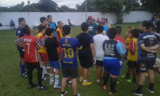 Em campo com os atletas da Escolinha de Futebol do Prof. Lelão, Juninho Falcão deu importantes conselhos e dicas. Foto: Marcio Ribeiro/Rádio Caçula.
