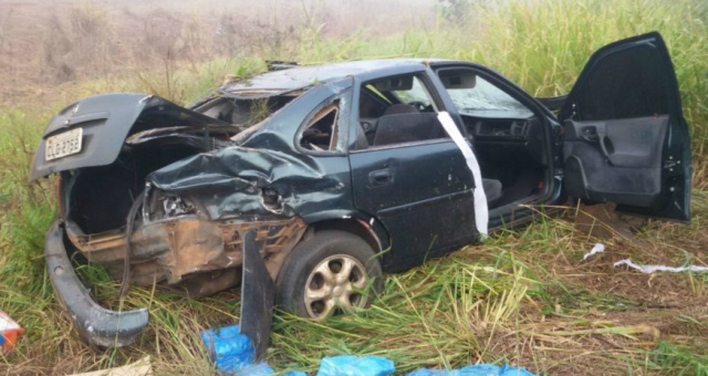 O carro ficou totalmente destruído após o acidente. (Foto: Osvaldo Duarte/ Dourados News)