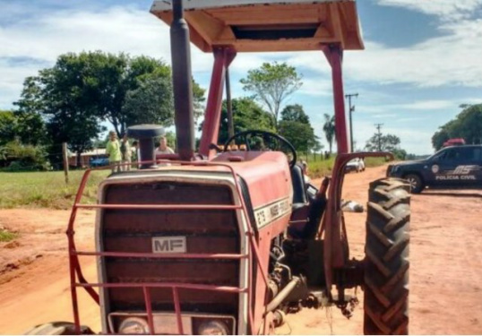 Idoso seguia de carona no trator, quando se desequilibrou, caiu no chão e roda passou por cima. (Foto: Tá na Mídia Naviraí)
