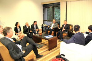Representantes do banco estiveram com o governador hoje. (Foto: Chico Ribeiro/Notícias MS)