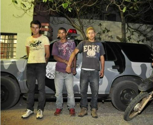 Três homens foram presos, e dois adolescentes apreendidos (Foto: João Garrigó)