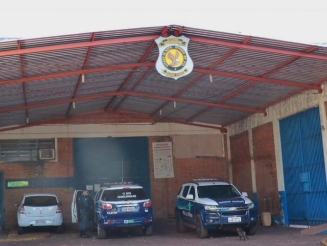 Movimentação de policiais em frente ao presídio de Segurança Máxima nesta manhã (Foto: Henrique Kawaminami)