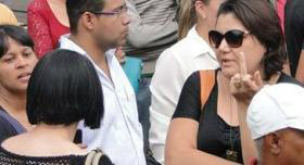 Foto: DivulgaçãoMárcia Scherer, assessora de imprensa, faz gesto obsceno para jornalistas