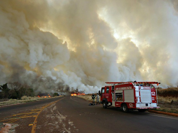Bombeiros tentam controlar o fogo. (Foto: Cido Costa / Dourados Agora)