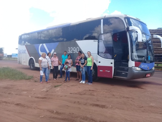 Na imagem enviada pelos passageiros é possível ver crianças e idosos aguardando enquanto esperavam por outro veículo para finalizar o trajeto
