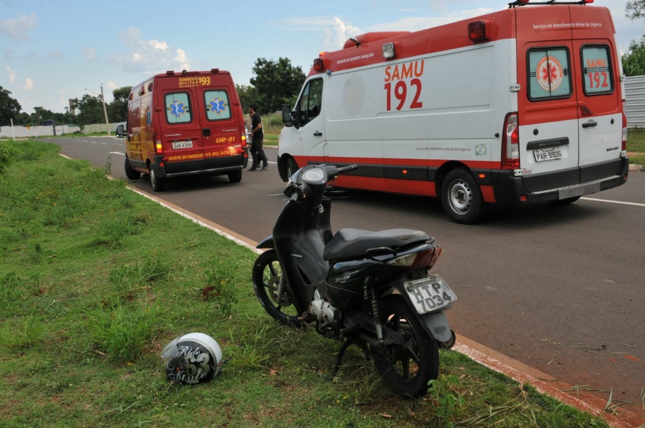 Capacete se soltou na queda e vítima bateu a cabeça - Foto: Valdenir Rezende / Correio do Estado