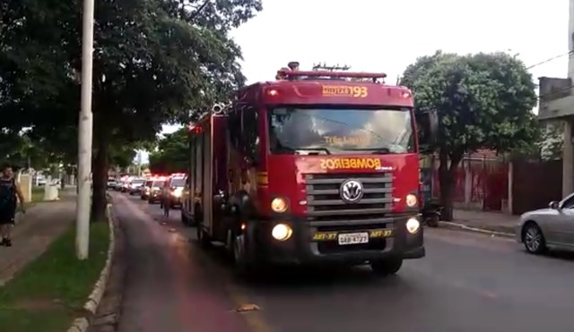 O corpo do 1º Sargento Jucipaulo foi levado em cortejo em uma viatura do 5º GBM até o Cemitério Municipal. Foto: 2º BPM.
