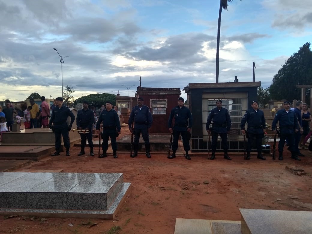 Seguindo o rito militar foram executadas salvas de tiros em homenagem ao PM pelos serviços prestados à sociedade. Foto: 2º BPM.
