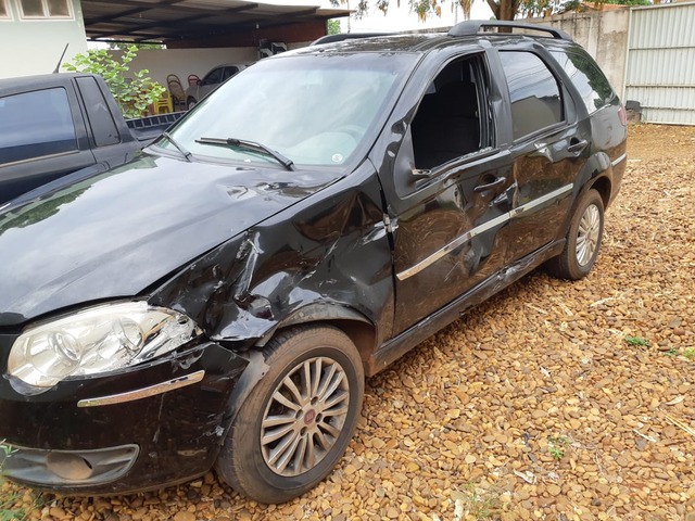 Veículo Fiat Palio Weekend envolvido no atropelamento de um motociclista de 25 anos na tarde de terça (12). Foto: SIG/TL 