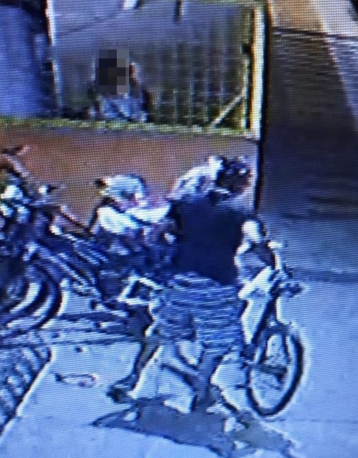 Após destrancar a bicicleta o ladrão sai tomando destino ignorado. Foto: Arquivo pessoal/Facebook