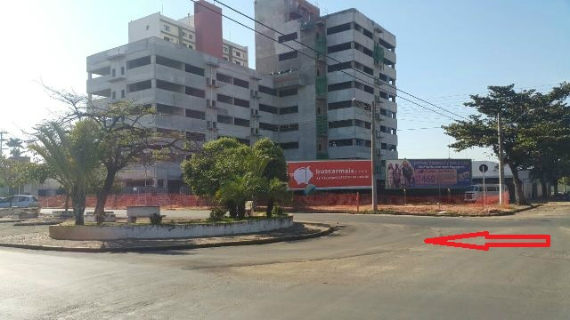 Único quarteirão da avenida que tem o contorno para veículos recapeado